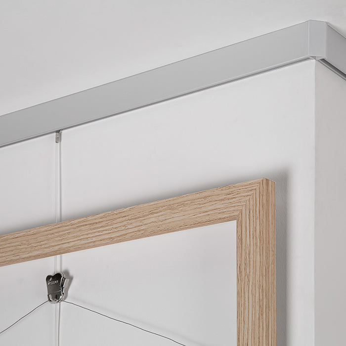 STAS cliprail max bildeoppheng system (150 cm) i hvit eller nøytral aluminium.