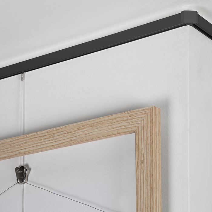 STAS minirail (150 cm) + monteringssett, bildeoppheng system tilgjengelig i hvit, svart og aluminium.