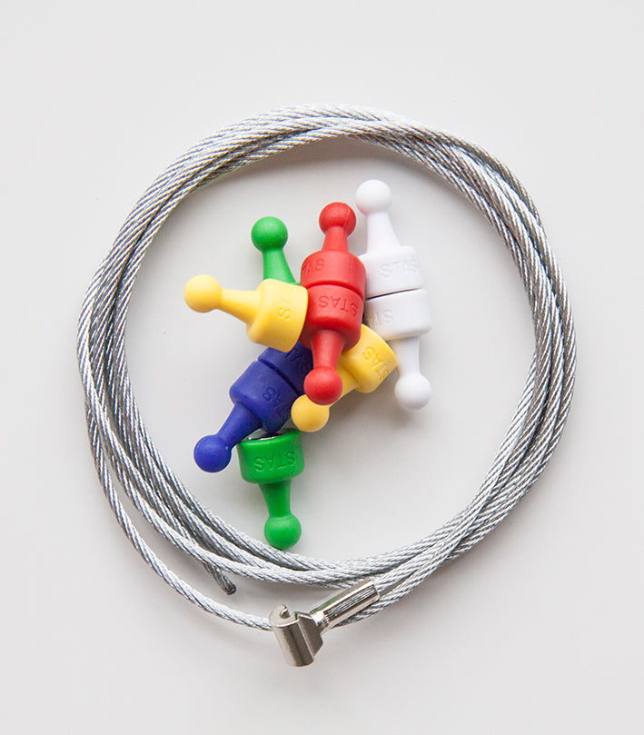 STAS coloured magnet set med stålkabel er perfekt for å henge opp kort og notater.